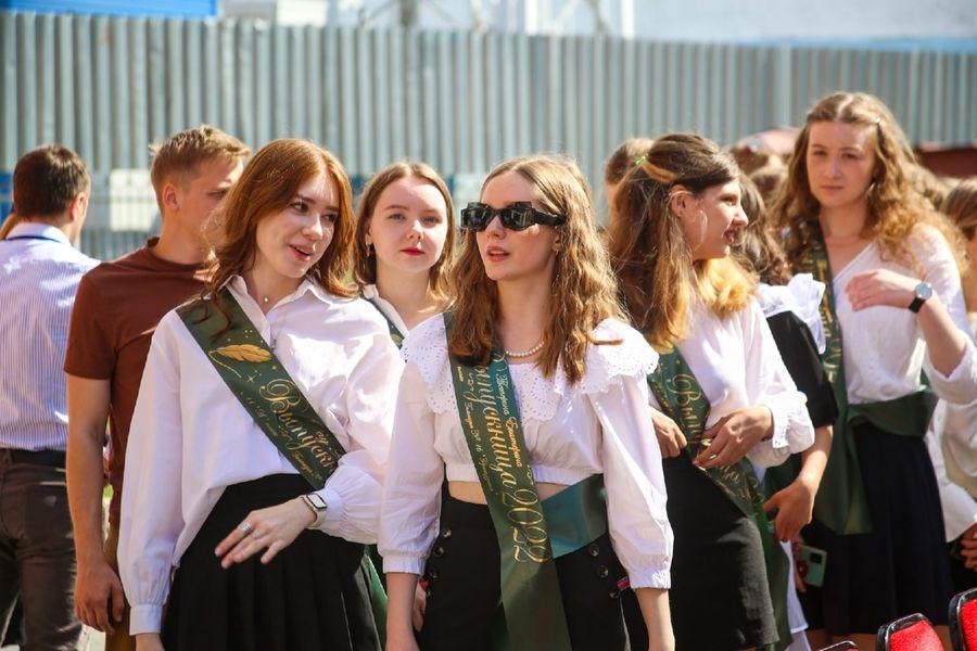 Фото Когда ушли со школьного двора: в Новосибирске прозвенели последние звонки 2