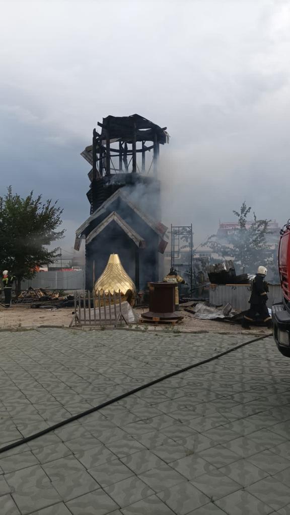 Фото В Новосибирске сгорела деревянная часовня на Немировича-Данченко 2