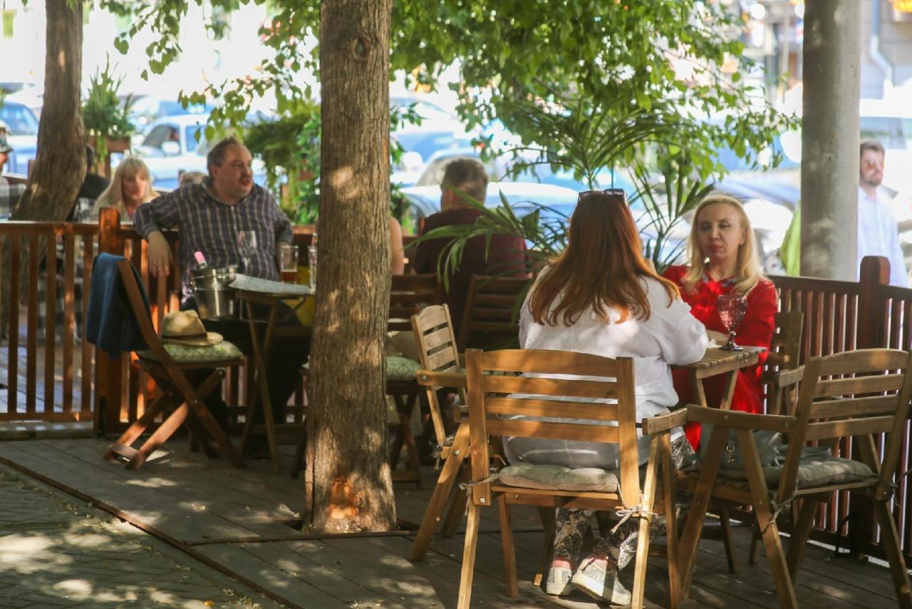 Фото «Гуляют все!» – новосибирцы отметили теплую пятницу в летних кафе 7