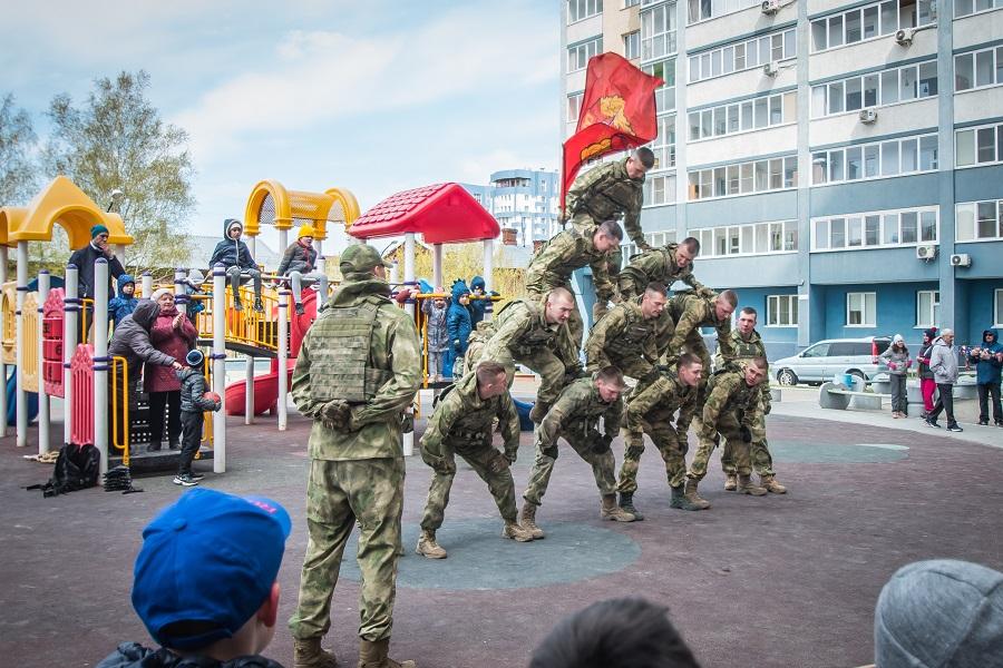 Фото В Новосибирске 9 Мая отметили солдатской кашей и выступлением спецназа 6