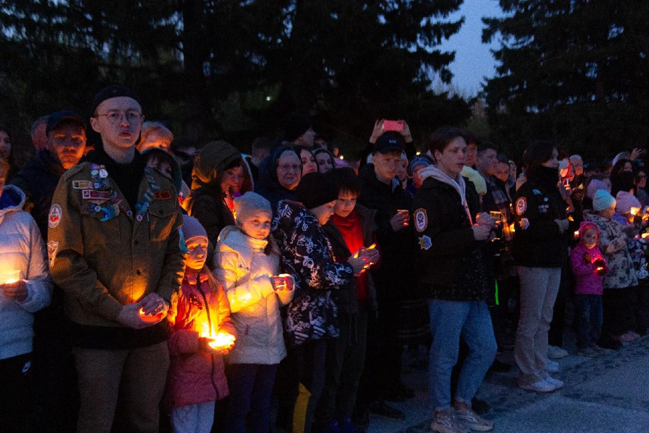 Фото В Новосибирске в память о павших в Великой Отечественной войне зажгли сотни свечей 5