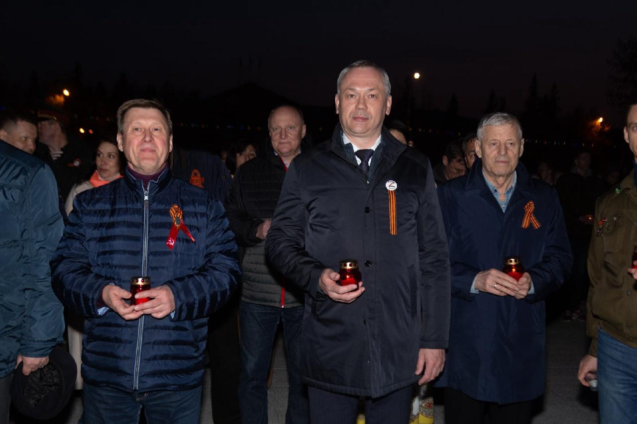 Фото В Новосибирске в память о павших в Великой Отечественной войне зажгли сотни свечей 4