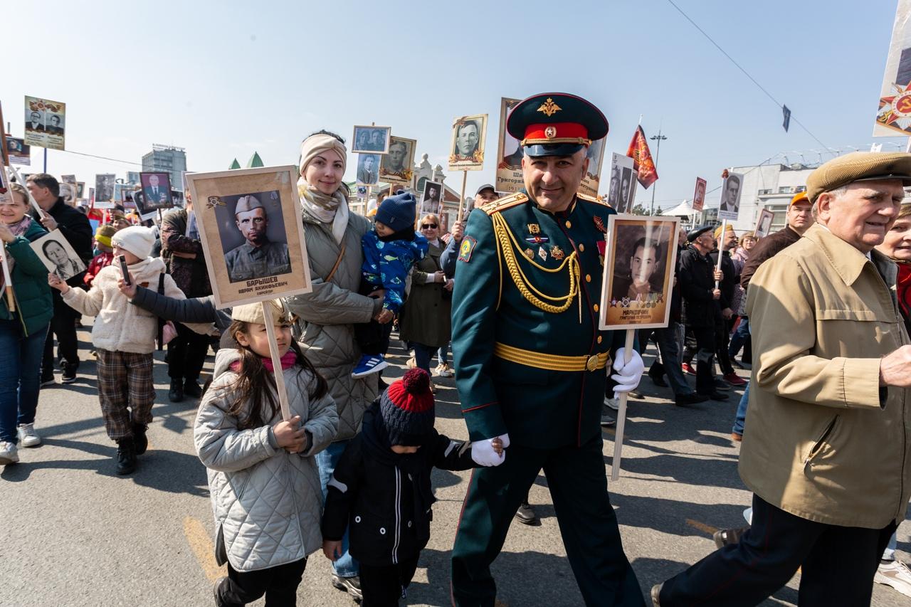 Фото Бессмертный полк-2022: тысячи новосибирцев прошли с портретами героев по Красному проспекту 4