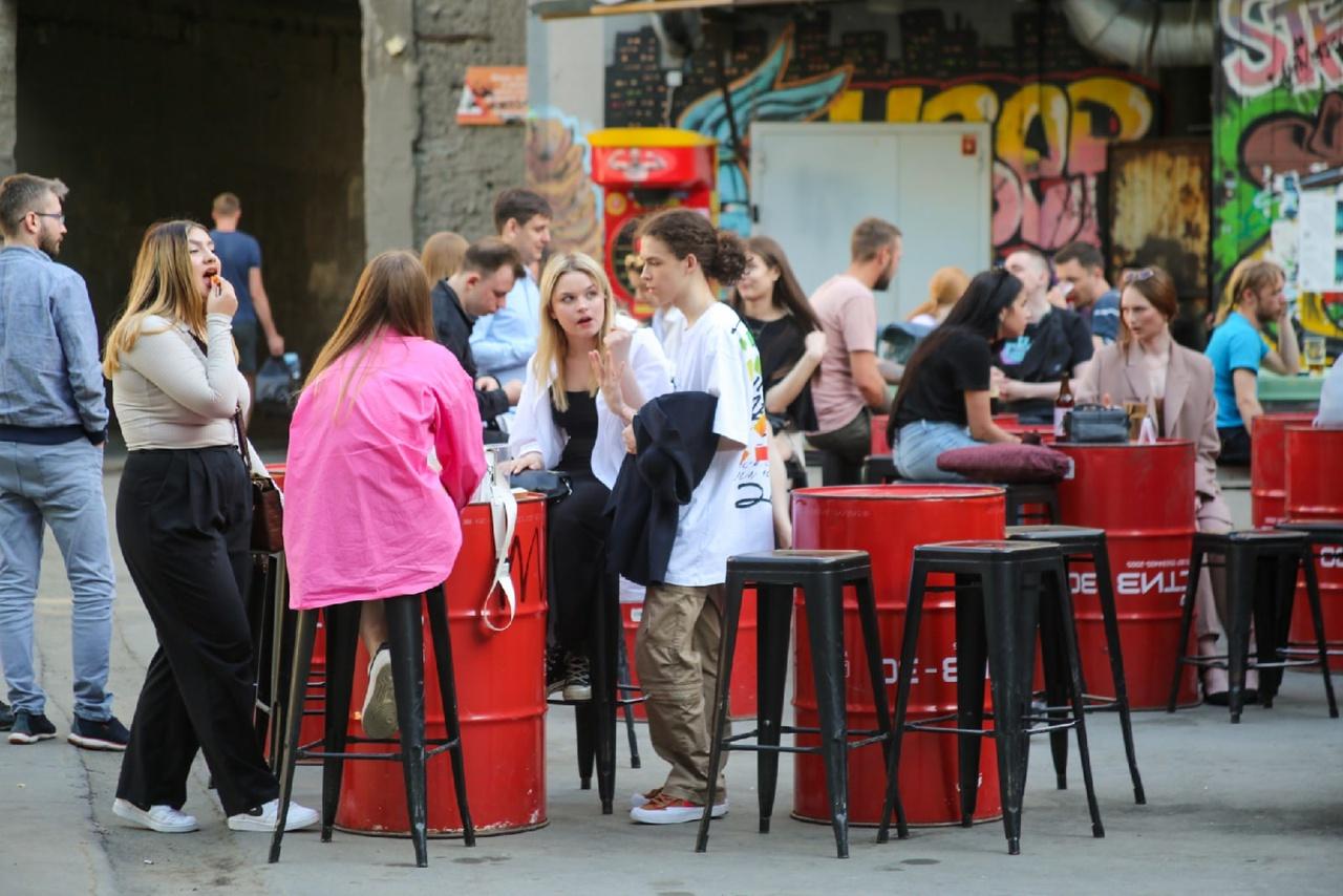 Фото «Гуляют все!» – новосибирцы отметили теплую пятницу в летних кафе 23