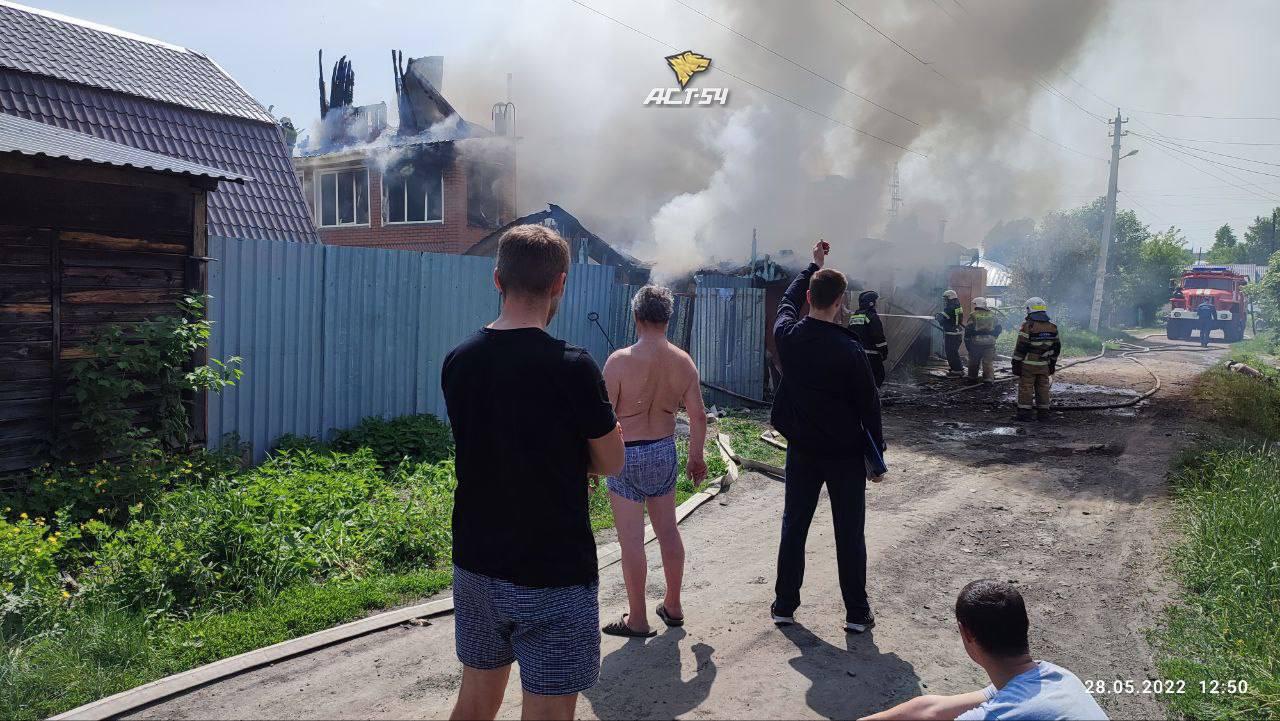 Фото На Первомайке в Новосибирске сгорел частный дом с баней 2