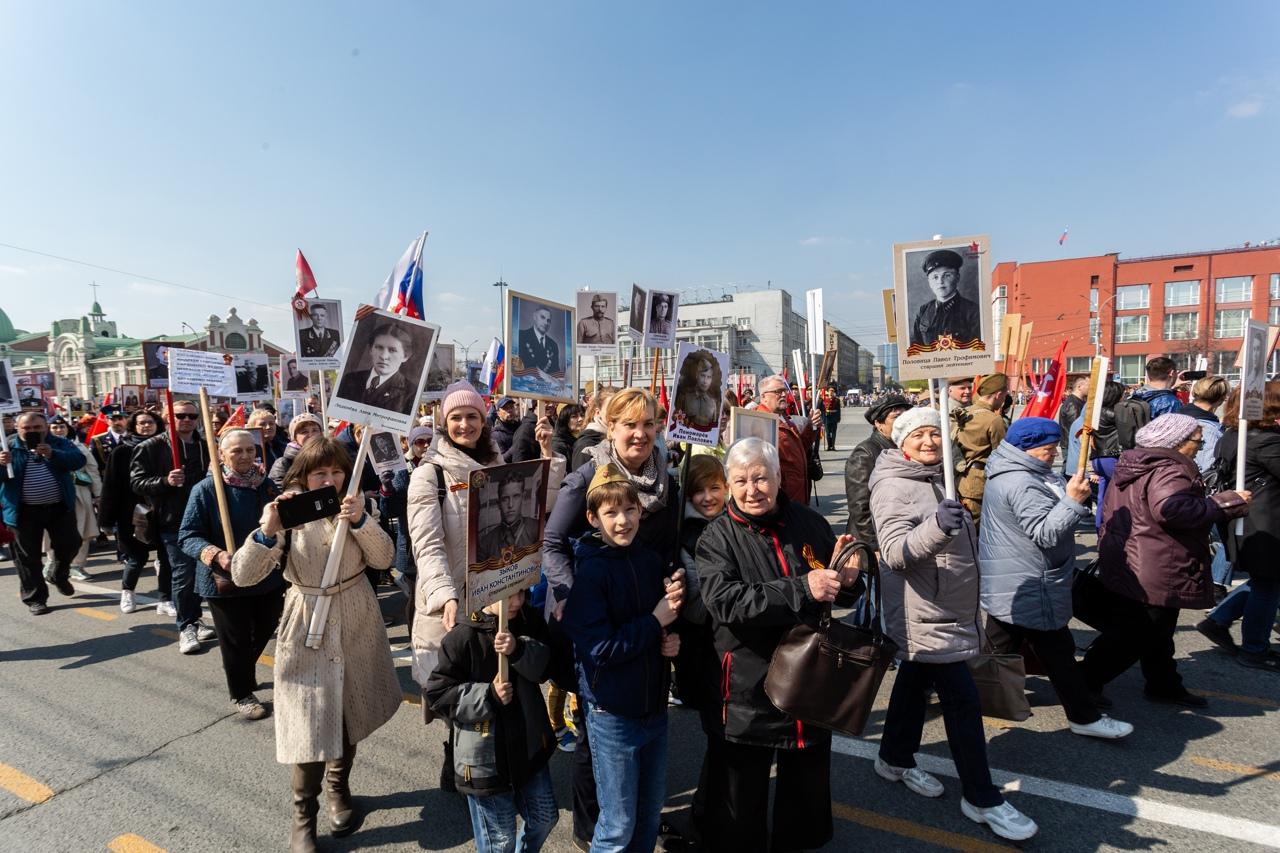 Фото Бессмертный полк-2022: тысячи новосибирцев прошли с портретами героев по Красному проспекту 7
