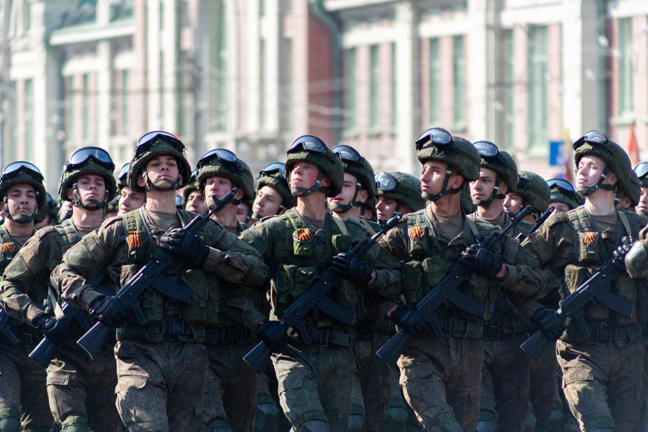 Фото «Этот день мы приближали, как могли»: 20 пронзительных кадров с Парада Победы в Новосибирске 9 Мая 6