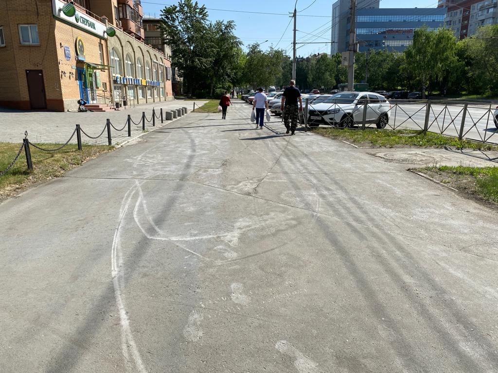Фото В Новосибирске тротуары у площади Калинина покрылись глянцевой плёнкой и разводами 4