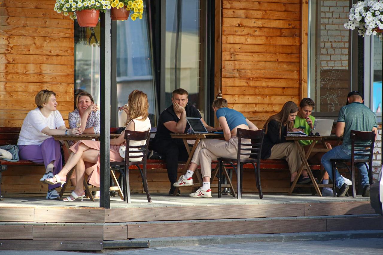 Фото «Гуляют все!» – новосибирцы отметили теплую пятницу в летних кафе 12
