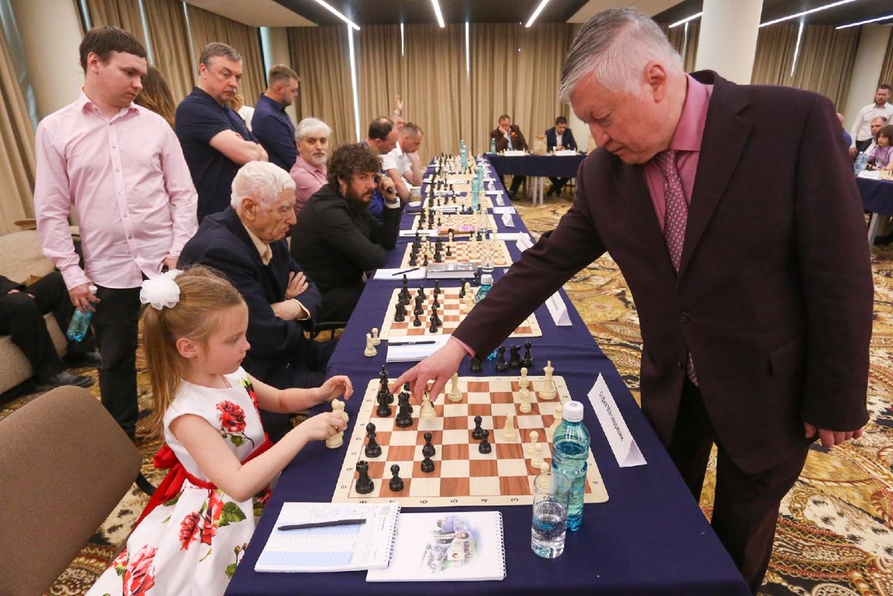 Фото Чемпион мира по шахматам Анатолий Карпов провел сеанс одновременной игры в Новосибирске 5