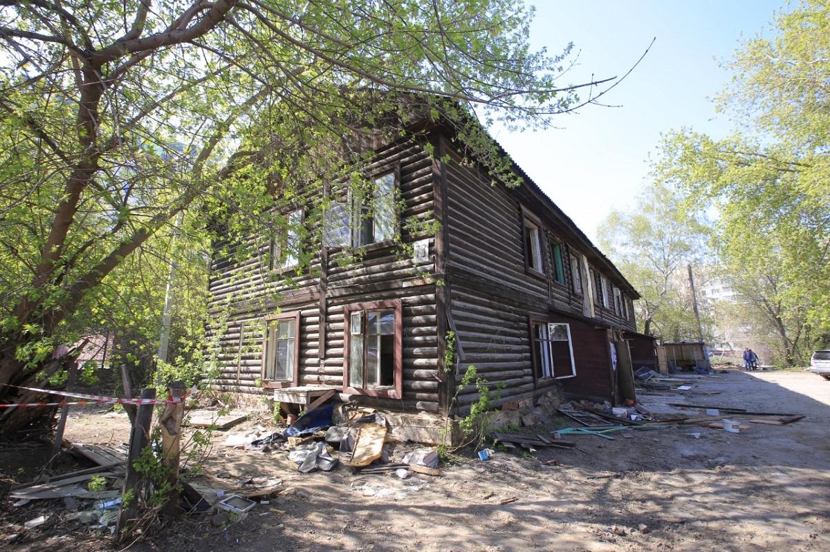 Барак место. Старые бараки в Новосибирске. Бараки на Степной Новосибирск. Желтые бараки Новосибирск. Нарымский проспект бараки.