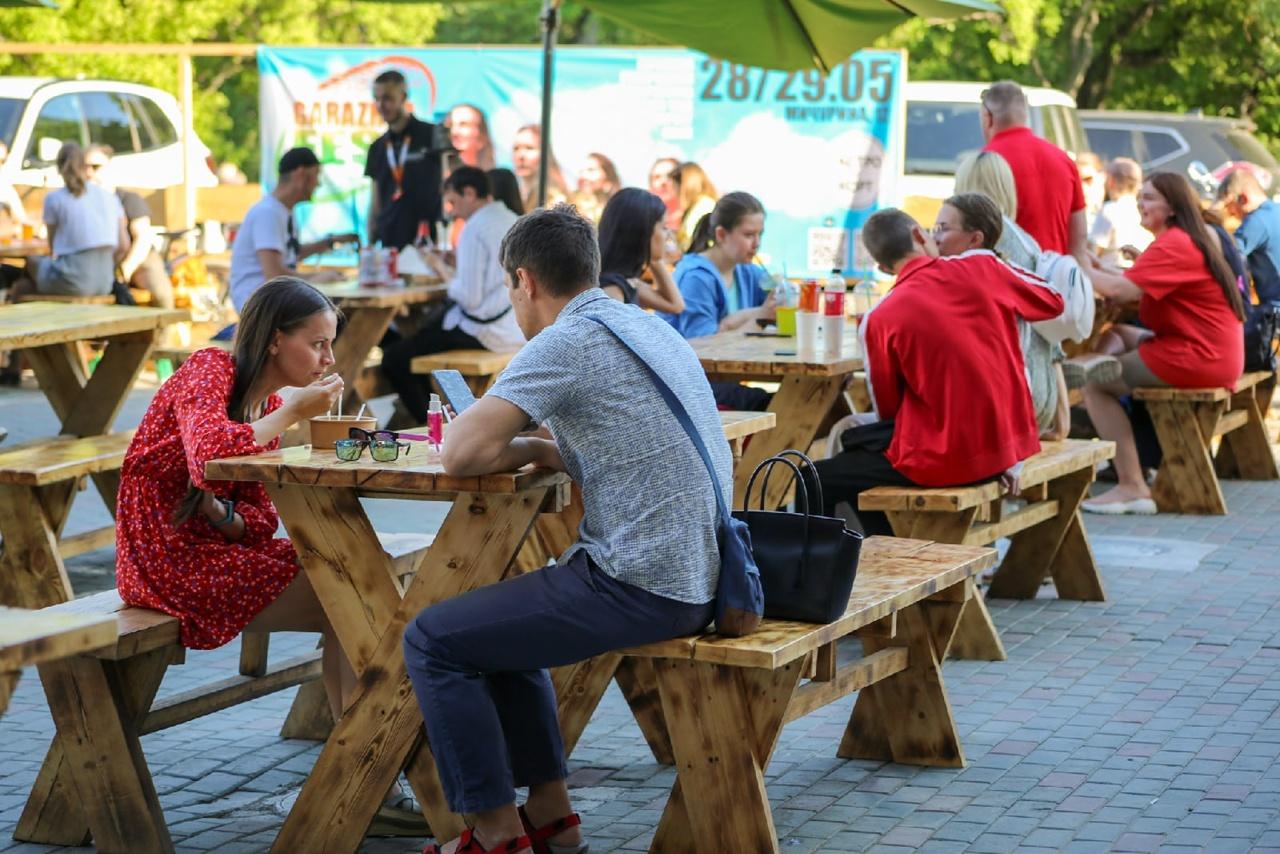 Фото «Гуляют все!» – новосибирцы отметили теплую пятницу в летних кафе 14