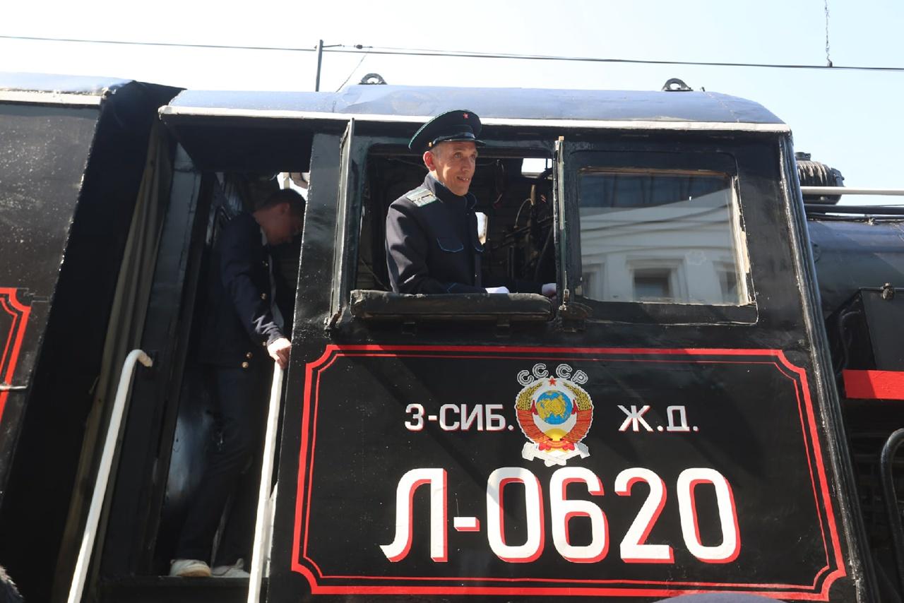 Фото На вокзал Новосибирска прибыл ретропоезд в честь 77-й годовщины Победы 4