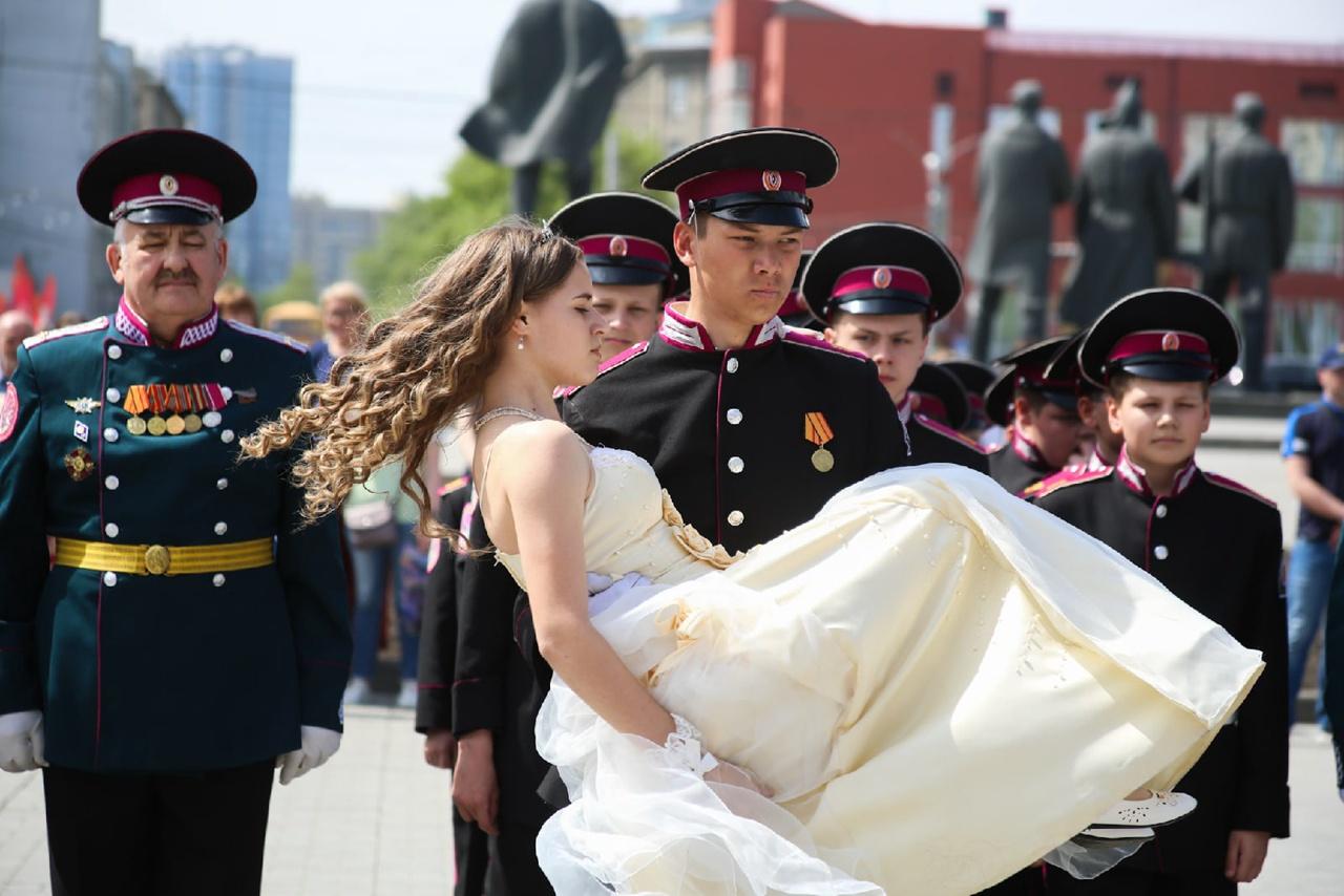 Фото В Новосибирске 400 кадет приняли участие в параде к 30-летию Сибирского кадетского корпуса 8