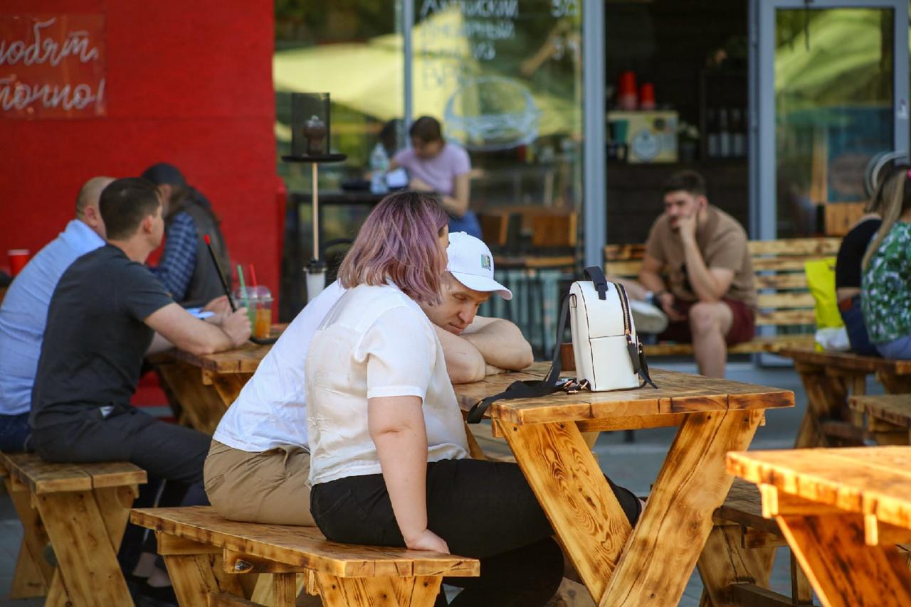 Фото «Гуляют все!» – новосибирцы отметили теплую пятницу в летних кафе 9