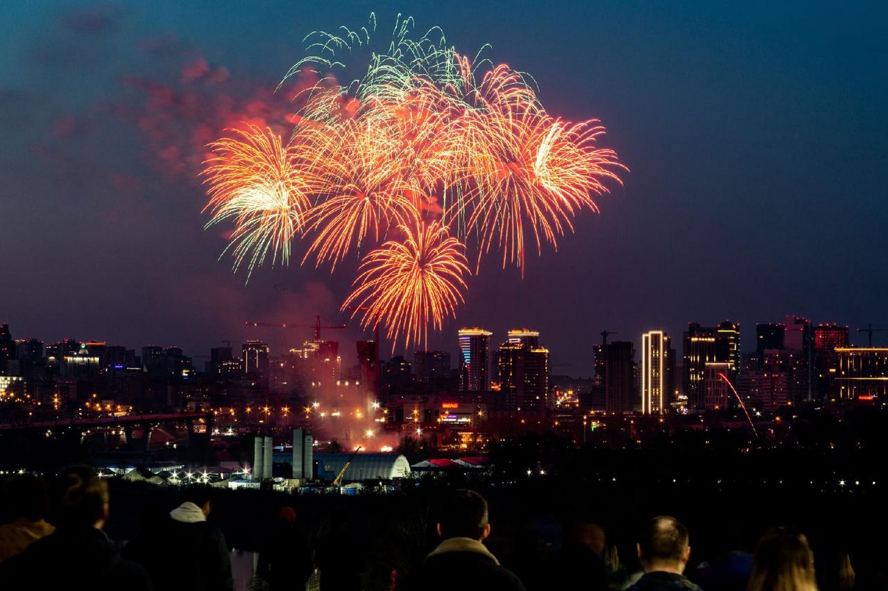 Фото Небо Победы-2022: в Новосибирске прогремел праздничный салют 9 Мая – как это было 12