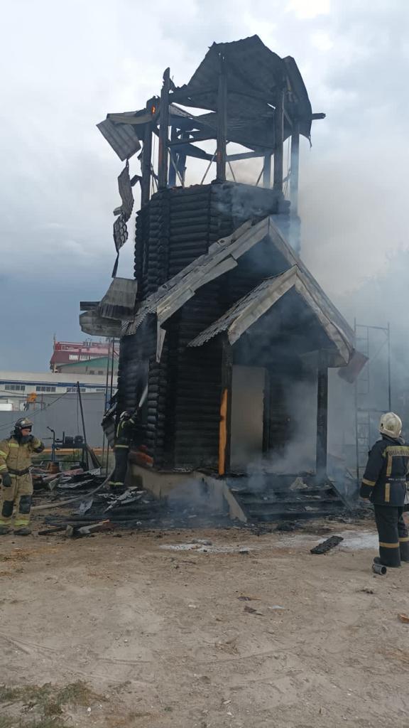 Фото В Новосибирске сгорела деревянная часовня на Немировича-Данченко 3