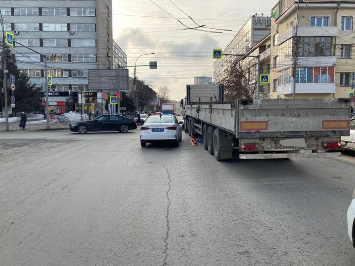 Фото Убийцы на колёсах: подборка смертельных ДТП с грузовиками в Новосибирске 5