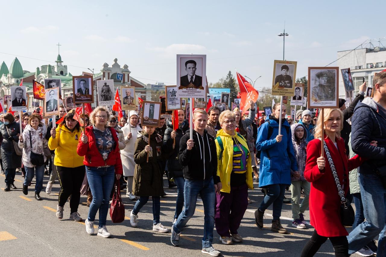 Фото Бессмертный полк-2022: тысячи новосибирцев прошли с портретами героев по Красному проспекту 8