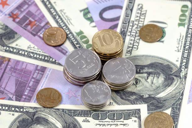 Фото Доллар и евро по 30 рублей: экономисты предупредили о невероятном обрушении валюты 3