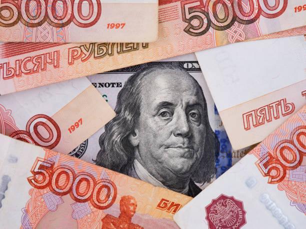 Фото Упал и не отжался: экономисты рассказали, что будет с рухнувшим до 57 рублей долларом 3