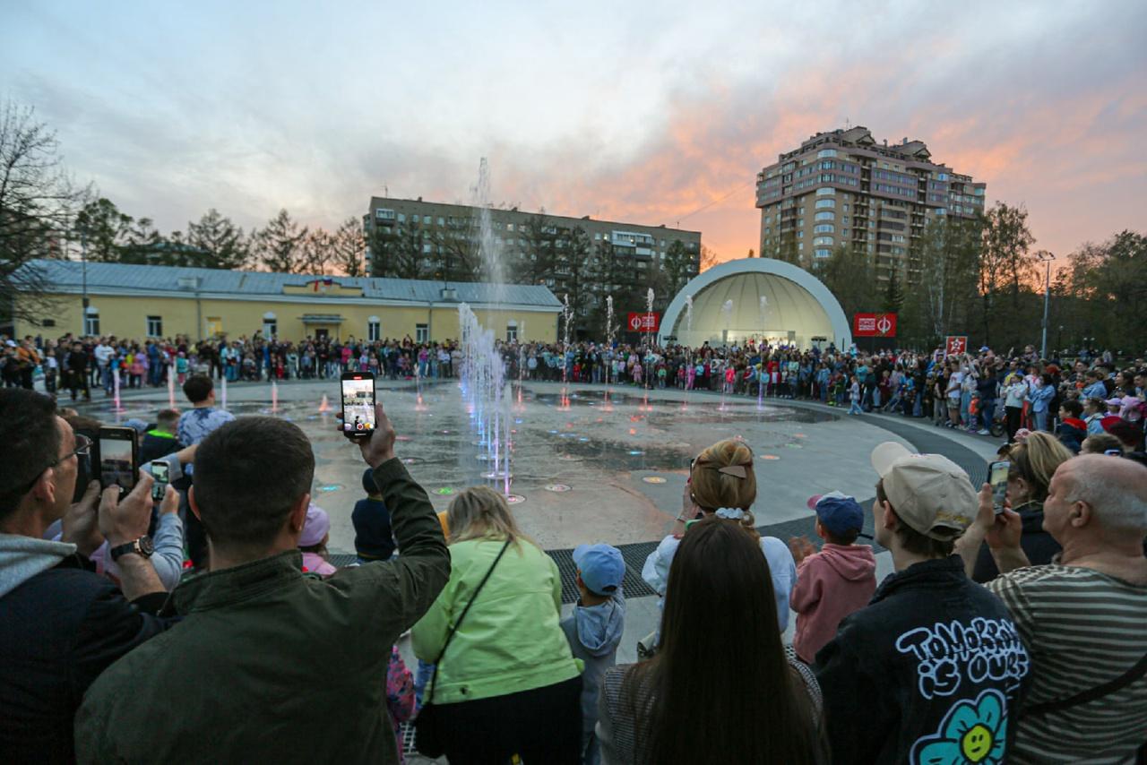 Фото В Новосибирске ко Дню Победы одновременно запустили 15 фонтанов 2