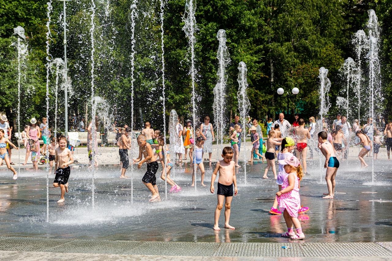 Каким будет лето в новосибирске. Жара в Новосибирске 2021. Новосибирск жара 2022. Аномальная жара в Новосибирске. Дети в городских фонтанах.