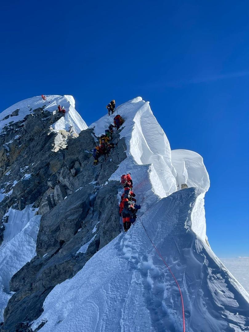 Фото Альпинист Константин Суходеев поднялся на Эверест с флагом Новосибирской области 3
