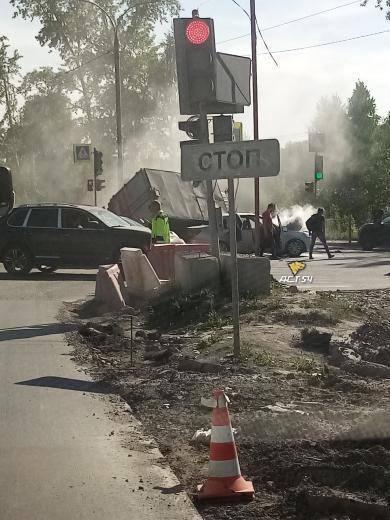 Фото В Новосибирске иномарка загорелась после ДТП с грузовиком 2