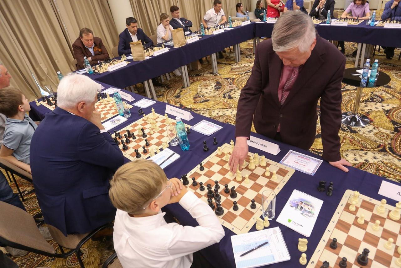 Фото Чемпион мира по шахматам Анатолий Карпов провел сеанс одновременной игры в Новосибирске 6