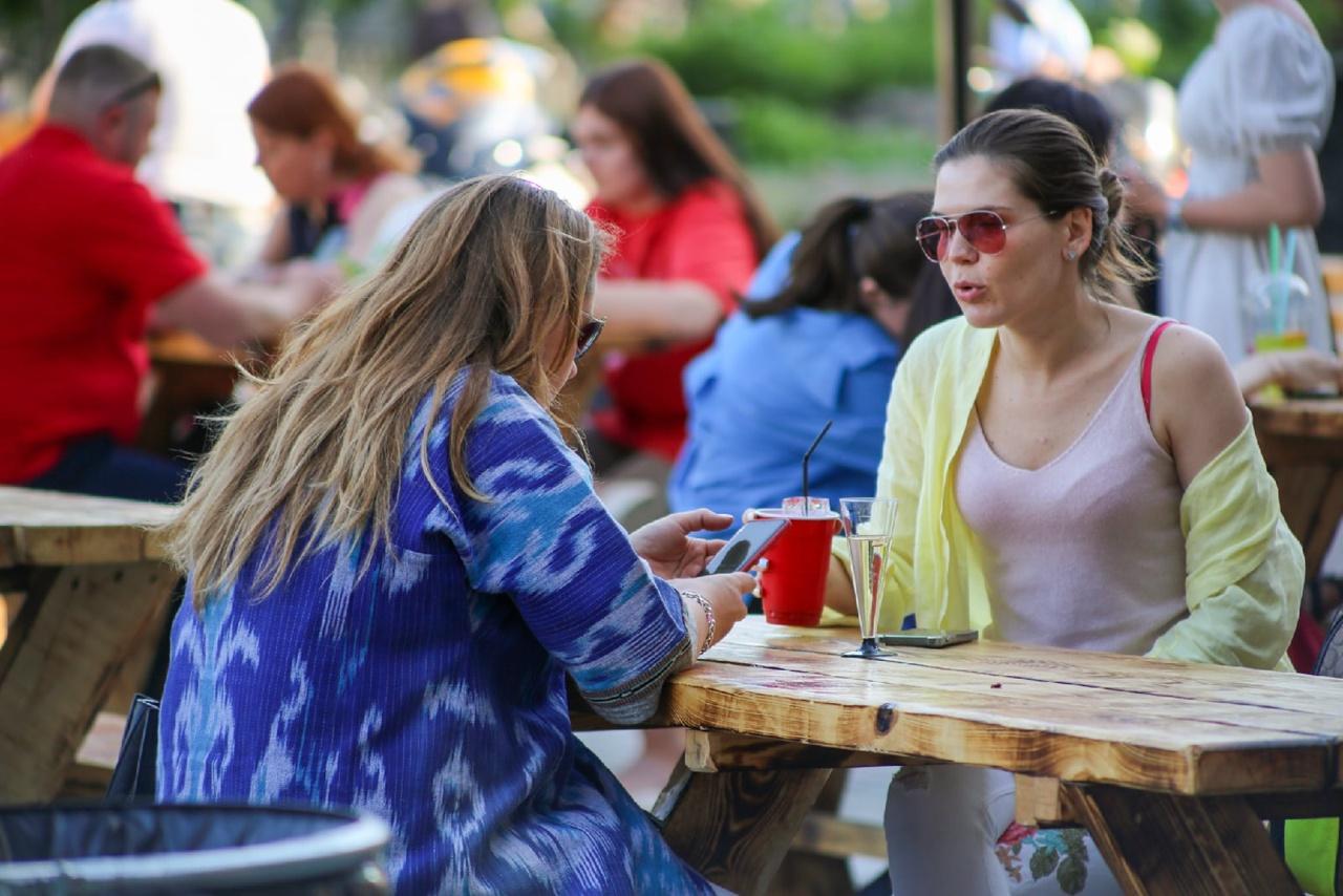Фото «Гуляют все!» – новосибирцы отметили теплую пятницу в летних кафе 21