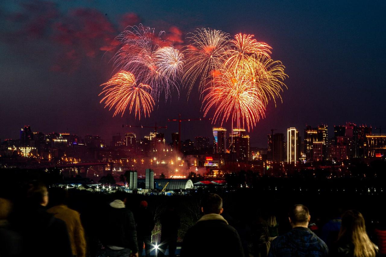 Фото Небо Победы-2022: в Новосибирске прогремел праздничный салют 9 Мая – как это было 10