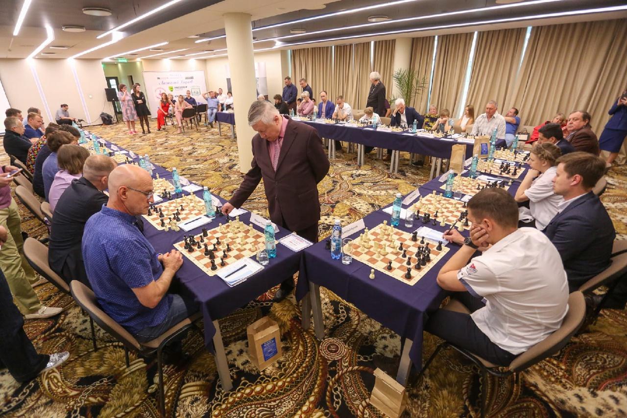 Фото Чемпион мира по шахматам Анатолий Карпов провел сеанс одновременной игры в Новосибирске 3