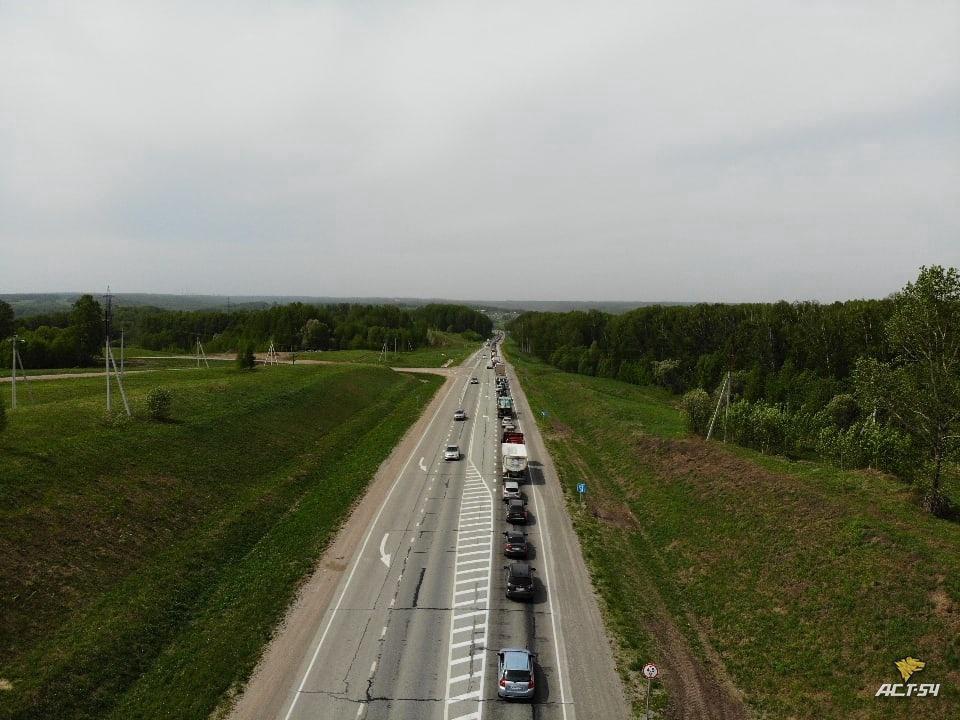 Фото В Новосибирске пробку на Гусинобродском шоссе сняли с квадрокоптера 2