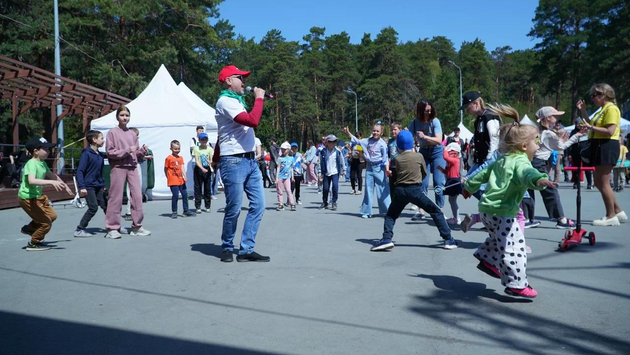 Фото В Новосибирске прошёл семейный фестиваль «Пикник-fest» 21 мая: лучшие фото из Заельцовского парка 3