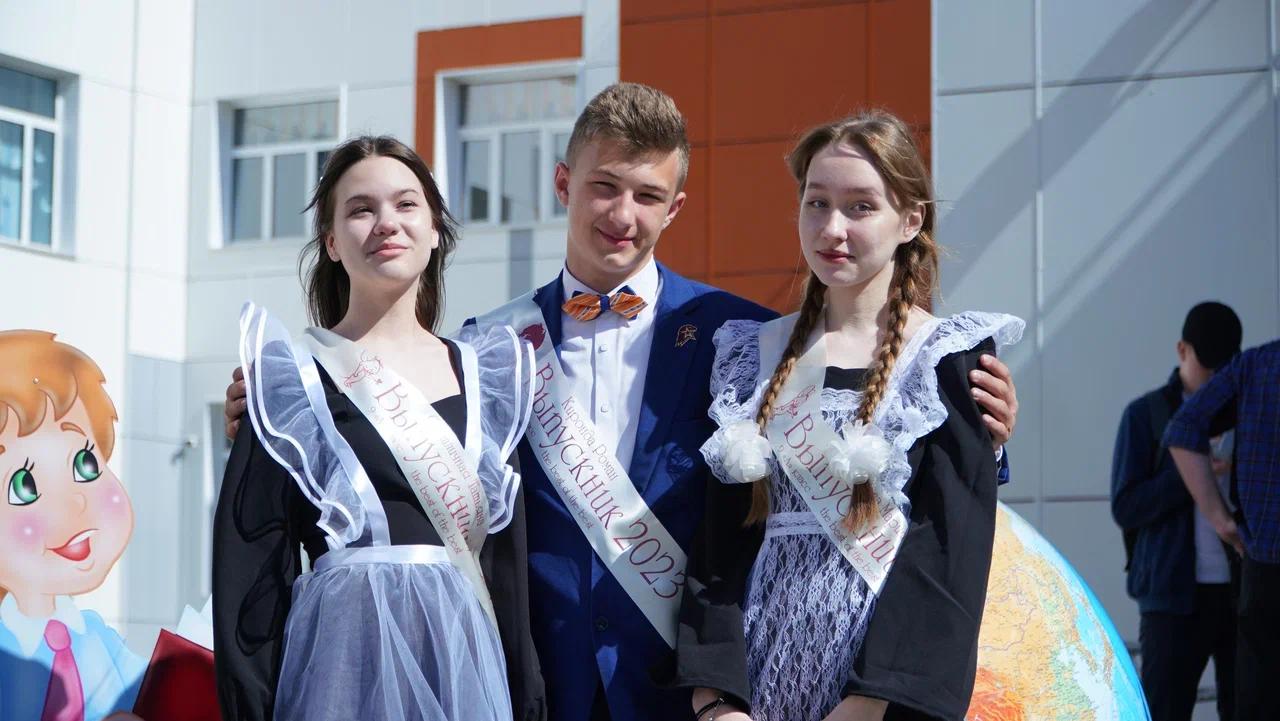 Фото В Новосибирске прошли последние звонки у старшеклассников 4