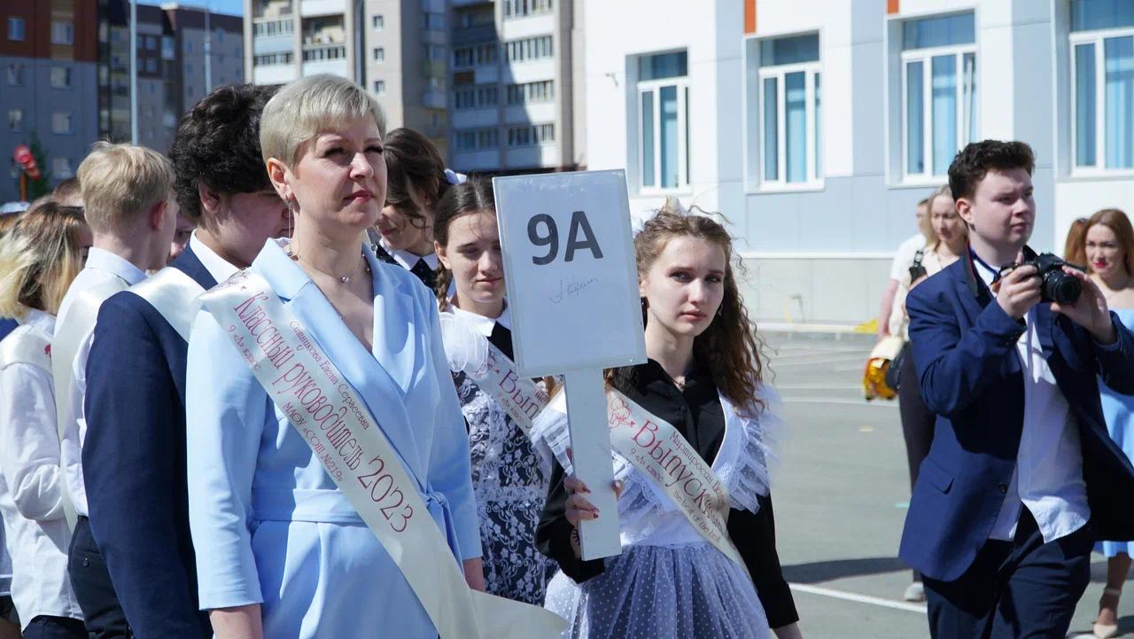 Фото В Новосибирске прошли последние звонки у старшеклассников 5