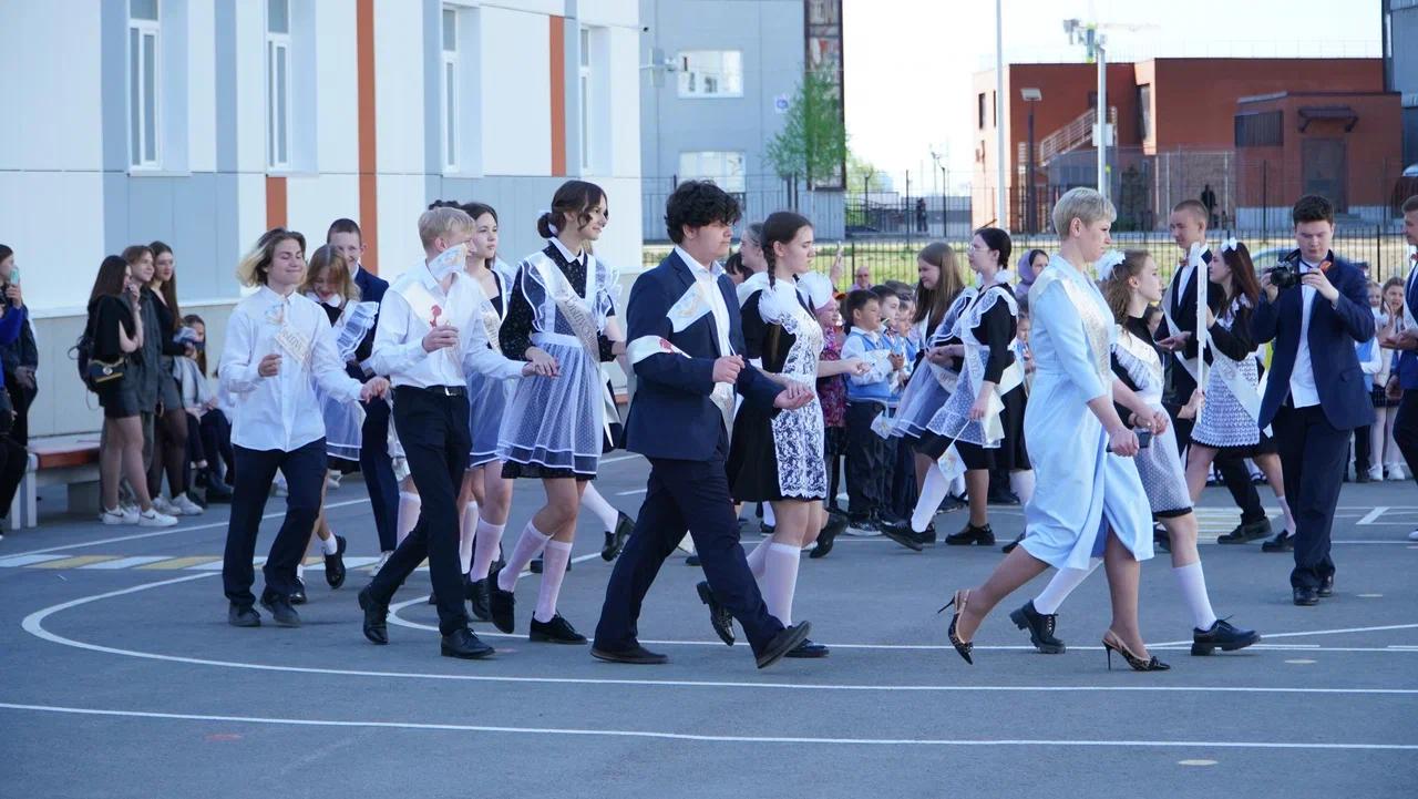 Фото В Новосибирске прошли последние звонки у старшеклассников 6