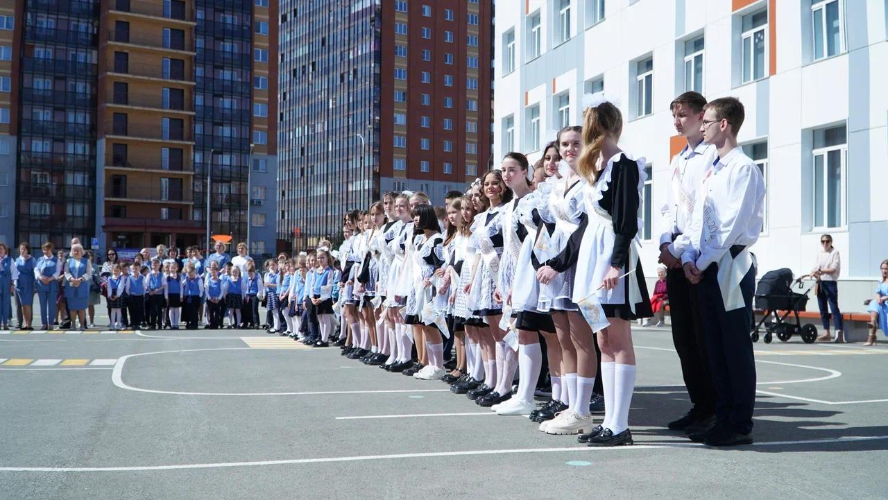 Фото В Новосибирске прошли последние звонки у старшеклассников 8