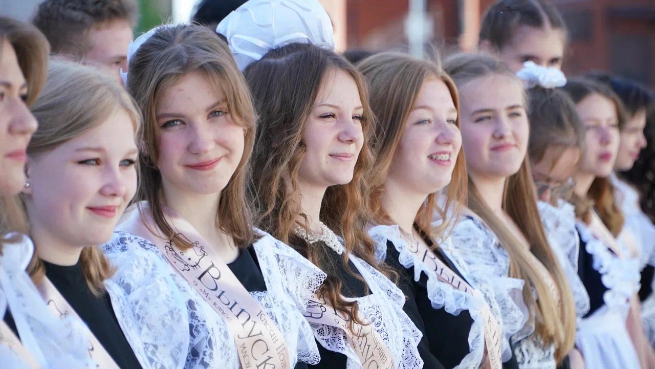 Фото В Новосибирске прошли последние звонки у старшеклассников 9