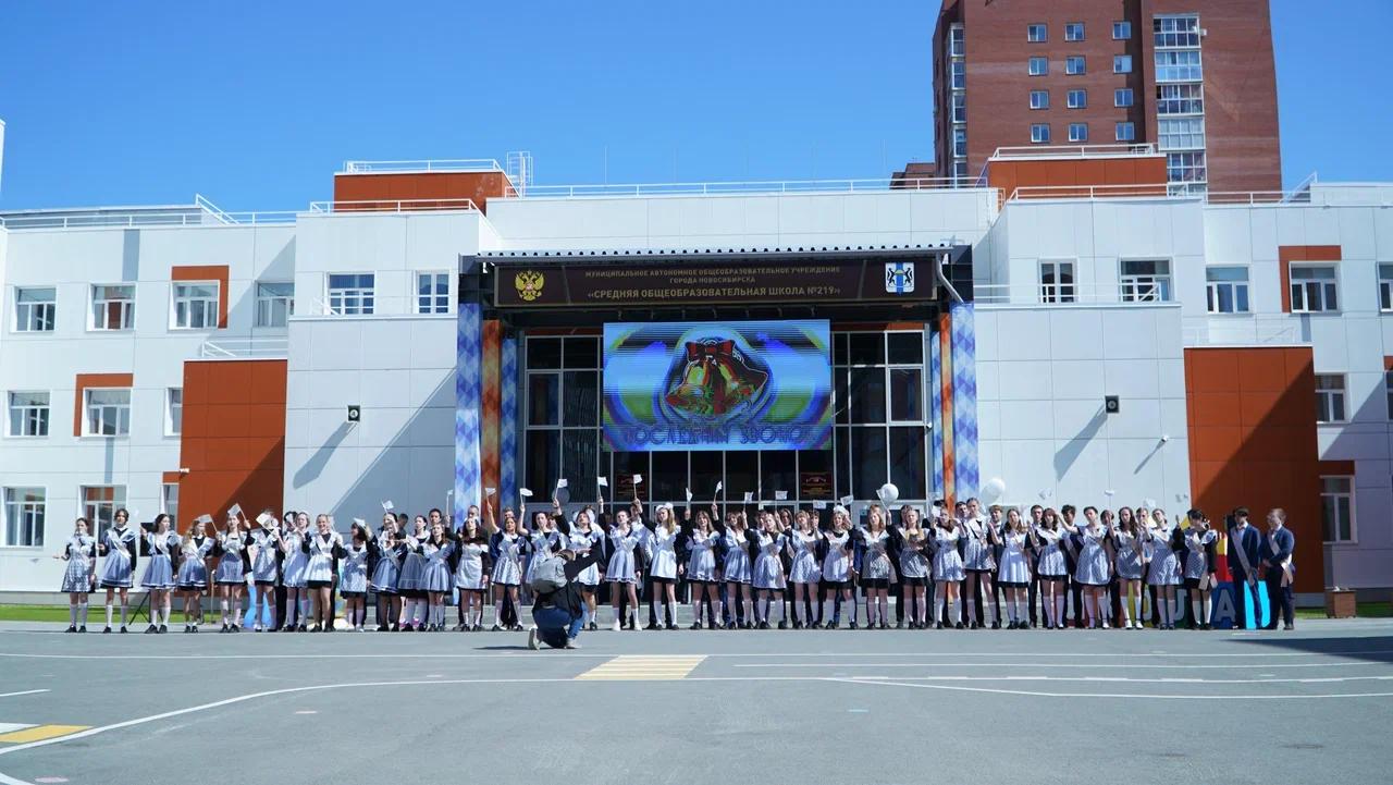 Фото В Новосибирске прошли последние звонки у старшеклассников 10