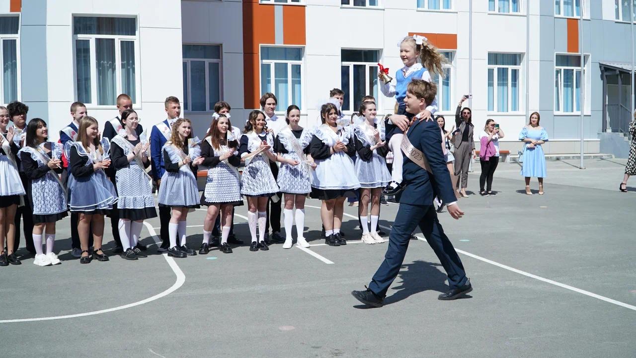 Фото В Новосибирске прошли последние звонки у старшеклассников 15