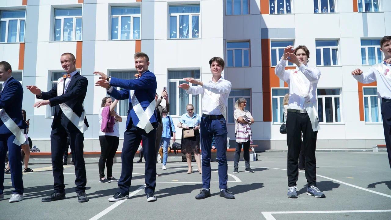Фото В Новосибирске прошли последние звонки у старшеклассников 16