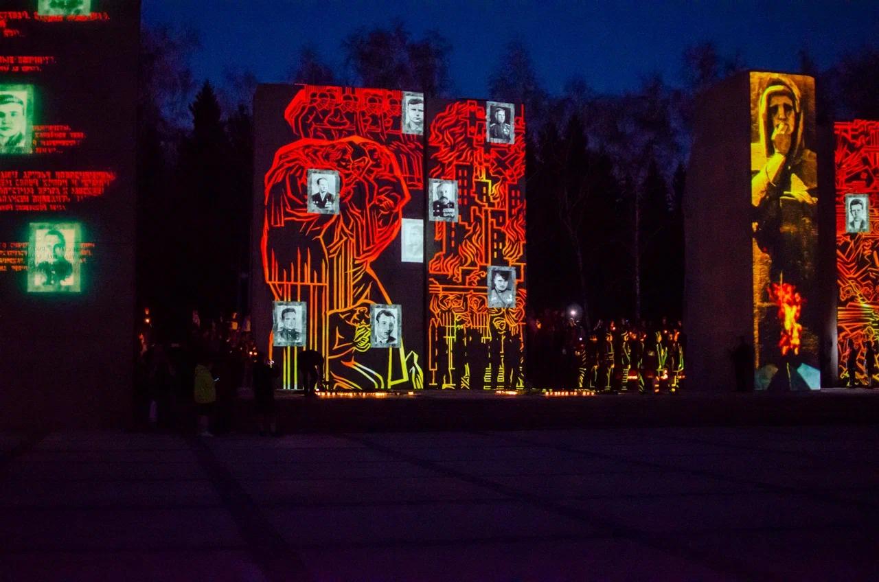 Фото В Новосибирске на Монументе Славы зажгли 1418 свечей в память о погибших воинах 6