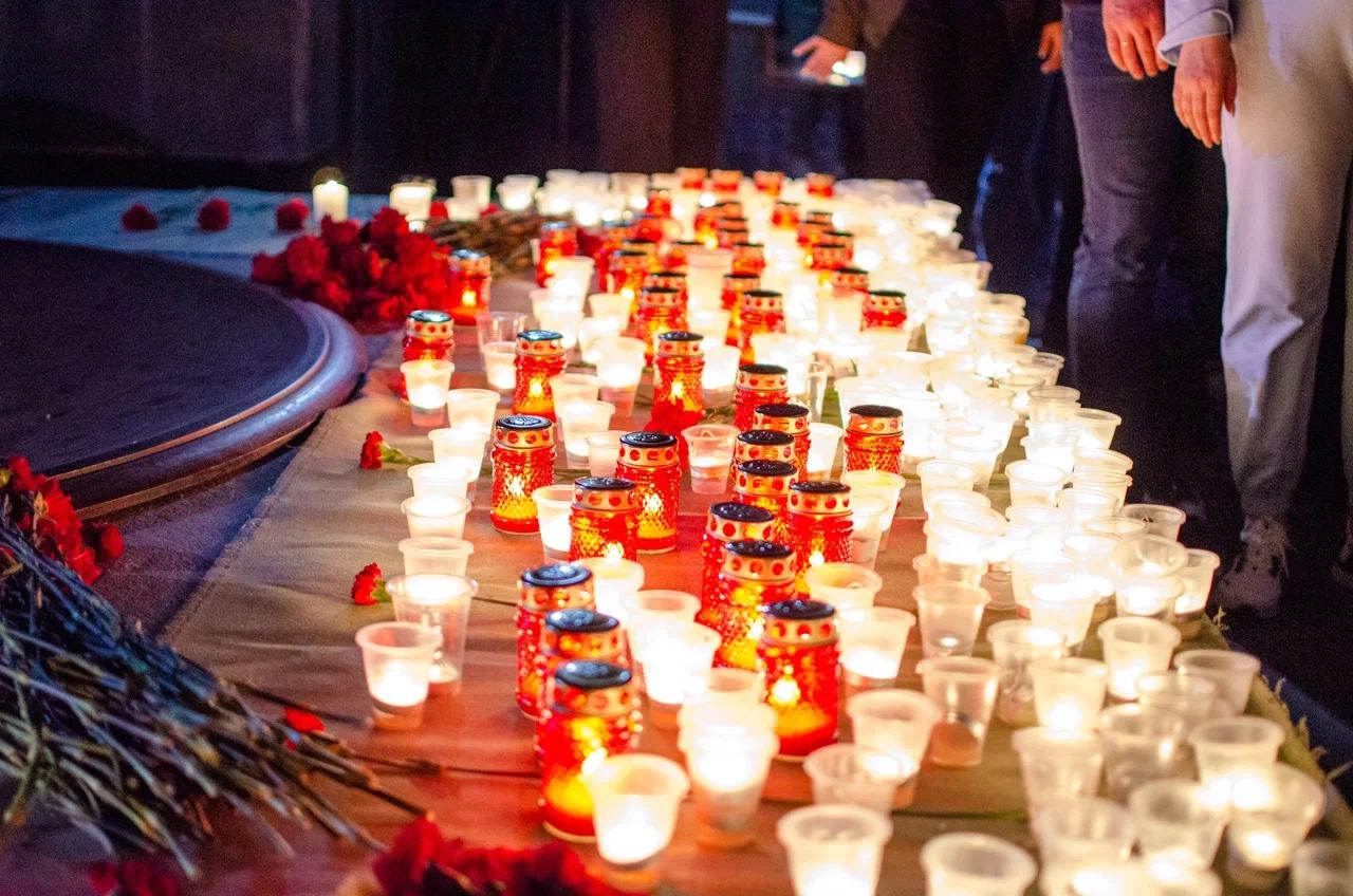 Фото В Новосибирске на Монументе Славы зажгли 1418 свечей в память о погибших воинах 2