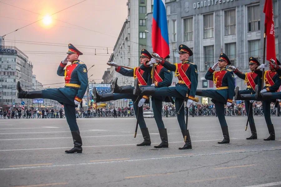 Фото В Новосибирске прошла репетиция Парада Победы к 9 Мая - 20 лучших кадров 10