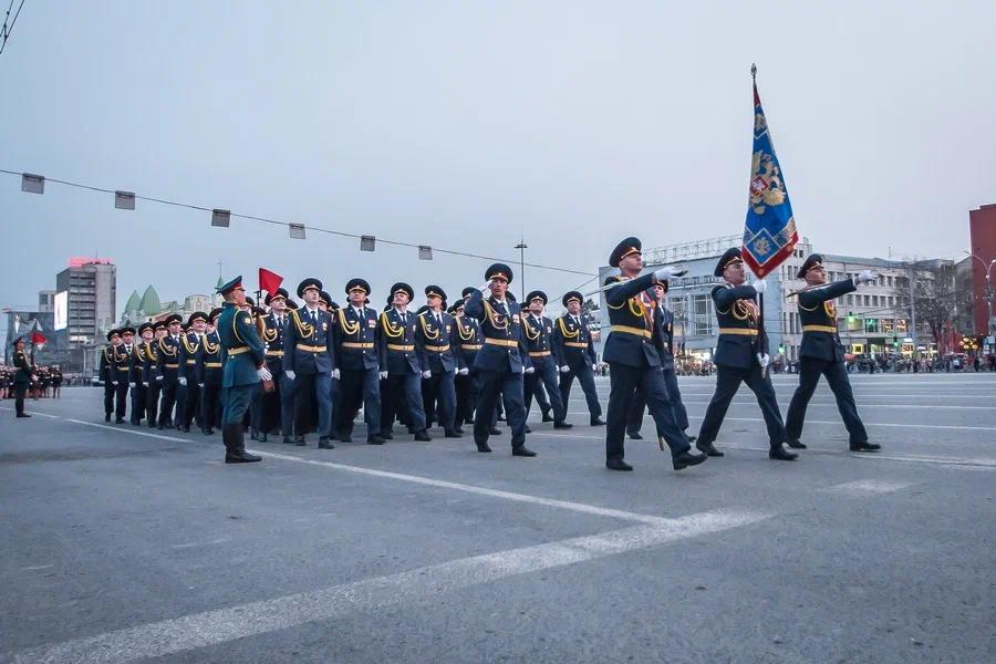 Фото В Новосибирске прошла репетиция Парада Победы к 9 Мая - 20 лучших кадров 19