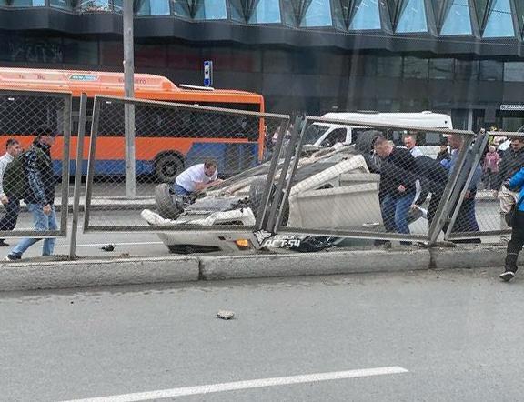 Фото В Новосибирске на площади Карла Маркса перевернулся автомобиль 2
