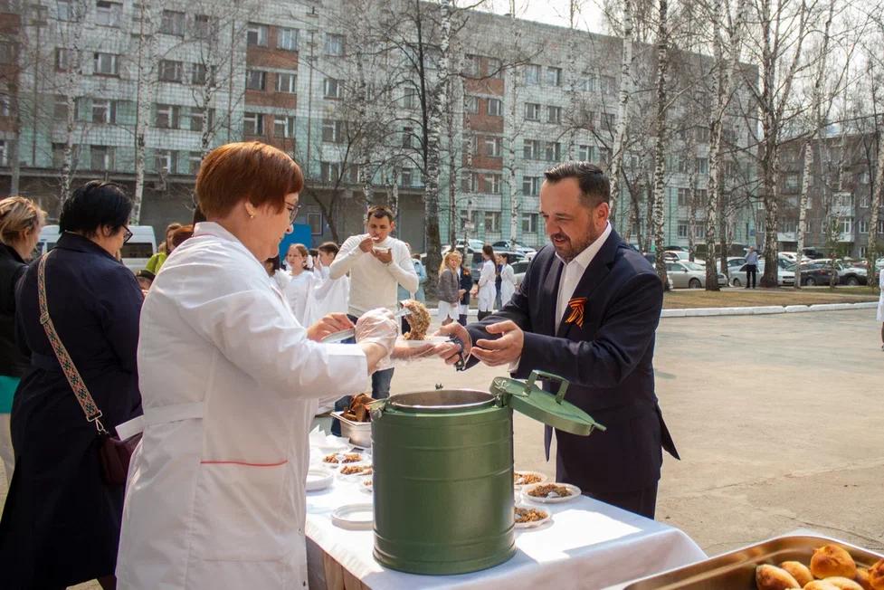 Фото Воспитанники центров помощи департамента по соцполитике мэрии Новосибирска поздравили врачей с Днём Победы 5