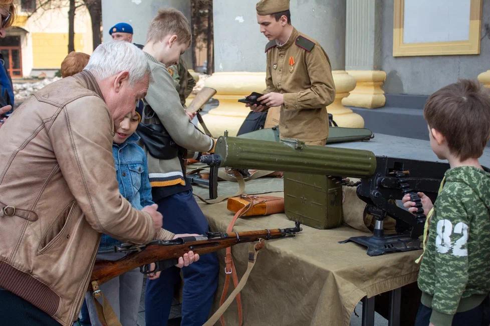 Фото «Я помню, я горжусь!»: в ДК имени Горького прошла выставка военного оружия 5